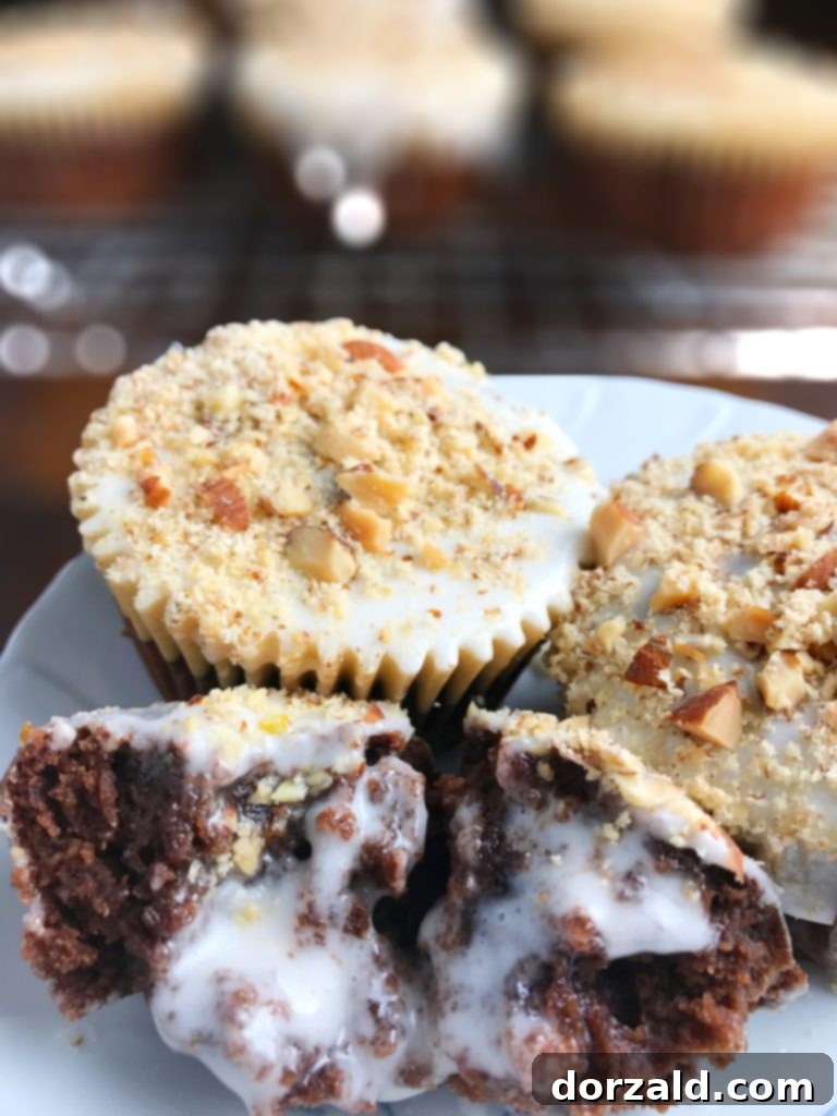 Almond Joy Tadında Sütsüz Cupkekler 3 Close-up of dairy-free chocolate cupcakes with coconut and almond topping