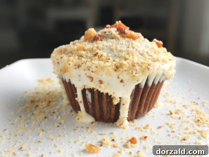 Almond Joy Tadında Sütsüz Cupkekler 4 Almond Joy dairy-free cupcakes with grated and chopped almonds