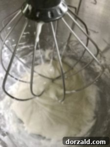 Almond Joy Tadında Sütsüz Cupkekler 7 Mixing the dairy-free cupcake filling