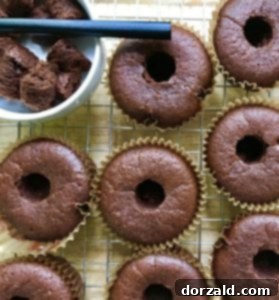 Almond Joy Tadında Sütsüz Cupkekler 8 Coring dairy-free Almond Joy cupcakes