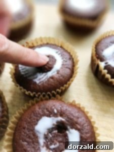 Almond Joy Tadında Sütsüz Cupkekler 9 Filling dairy-free cupcakes